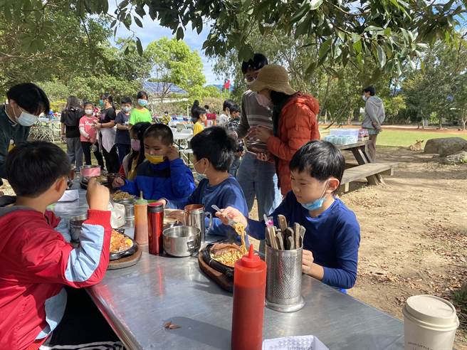 国际狮子会18日前进台东县鹿野乡永安国小寒冬送暖，招待全校150多名师生在校园内享用牛排。（蔡旻妤摄）