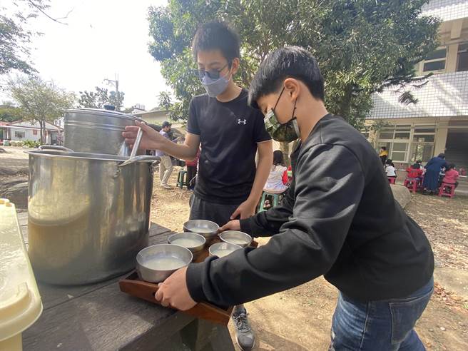国际狮子会18日前进台东县鹿野乡永安国小寒冬送暖，招待全校150多名师生在校园内享用牛排，由高年级学生替低年级盛热汤。（蔡旻妤摄）