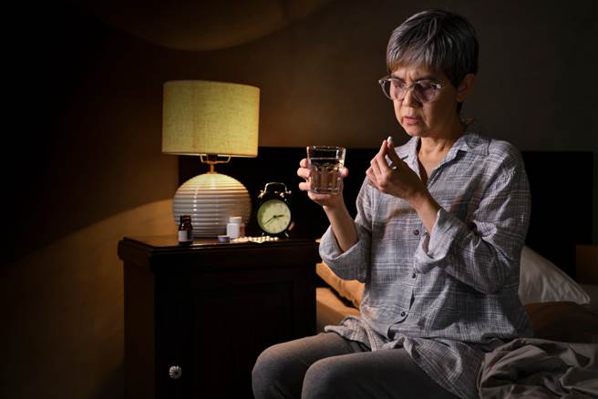 吃安眠药别碰这些食物！最受欢迎的宵夜就在内。(示意图/Shutterstock)