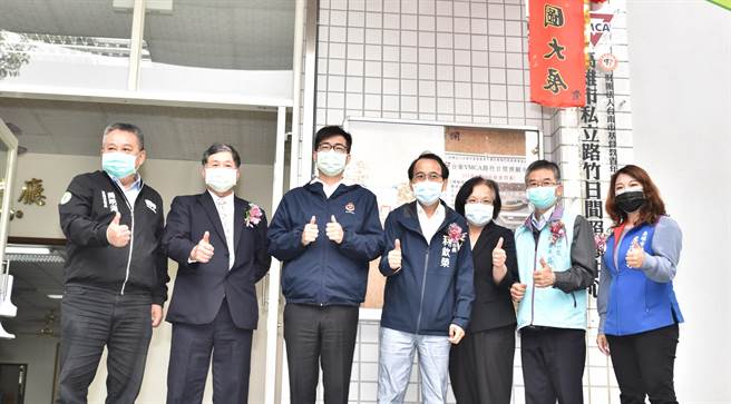 高雄市长陈其迈（左三）18日出席路竹第一家日照机构揭牌暨开幕仪式。（林瑞益摄）