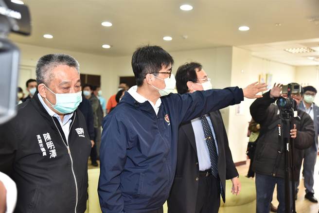 高雄市长陈其迈（左二）18日出席路竹第一家日照机构揭牌暨开幕仪式，他在视察时还不忘提醒媒体，不要靠近老人的活动区域，做好防疫。（林瑞益摄）