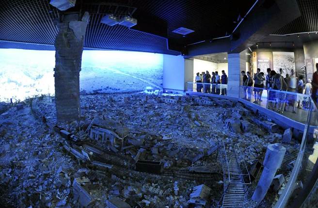 2010年7月28日河北省唐山地震博物館開館。該館位於唐山地震遺址公園內，設計展覽面積近4000平方米，館內展覽由劫難篇、救災篇、自強篇、復建篇和啟示篇組成，共展出照片近400幅，實物300件。(新華社)