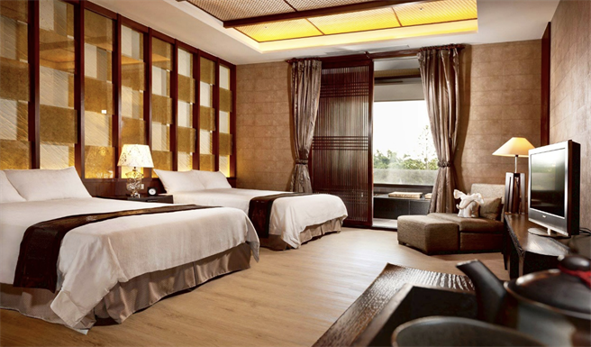 「花季度假饭店」巧月套房，春节入住即可获得一张中奖率百分百的刮刮乐。（柯宗纬翻摄）