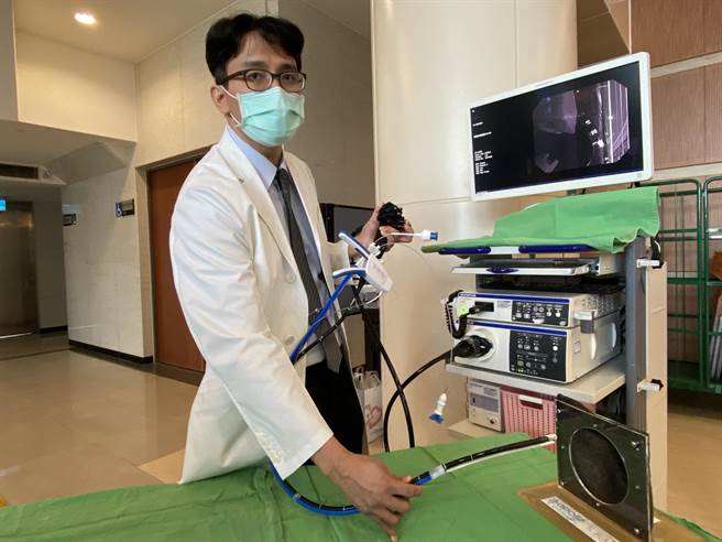 嘉基医院减重中心主任周莒光示范操作胃镜缩胃来减重的方式。（廖素慧摄）