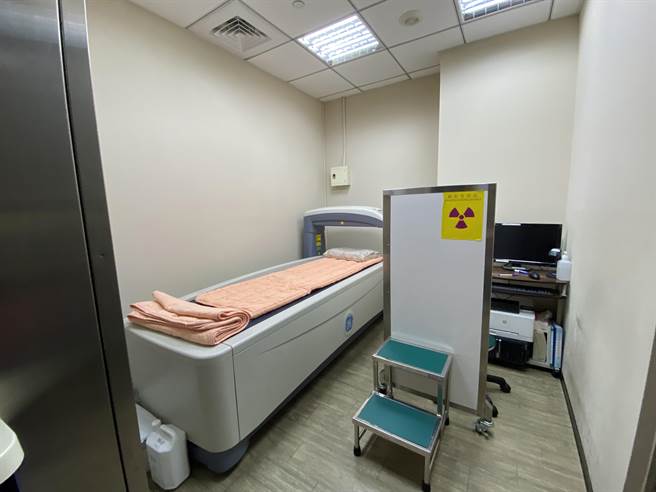 嘉基医院减重中心备有高阶全身组成分析检查仪（DXA）。（廖素慧摄）