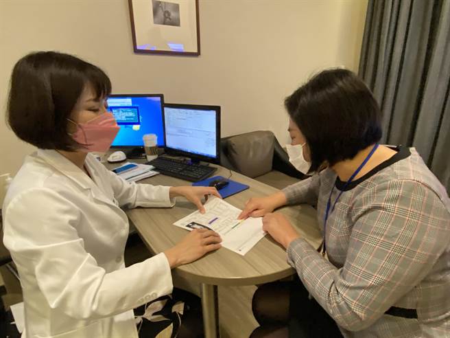 嘉基医院减重中心家医科安欣瑜解说高阶全身组成分析检查仪检查出来的身体状况。（廖素慧摄）