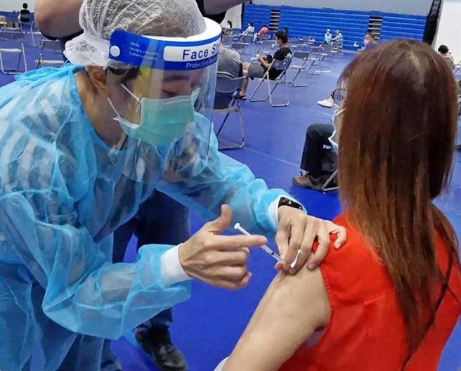 金門出現「莫德納荒」，全縣醫療院所現階段至少需要408瓶，縣衛生局向中央爭取600瓶備用，結果只獲發給250瓶。（中時資料照片／李金生攝）