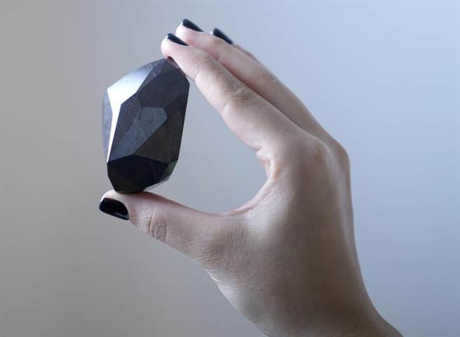 555克拉的黑鑽石，它比鑽石還罕見。(圖/美聯社)