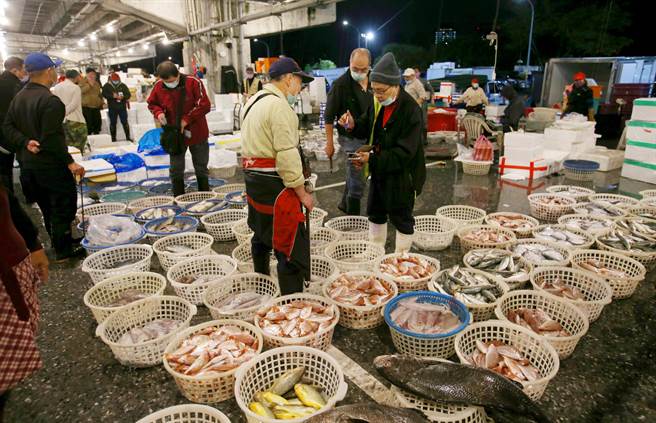 春節將近，零售攤商至萬大魚類批發市場批貨。（陳君瑋攝）