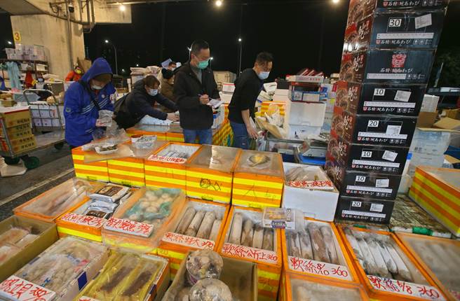 春節將近，萬大魚類批發市場攤商忙碌準備供貨給零售商。（陳君瑋攝）