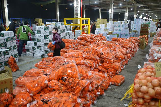 春節將近，第一果菜批發市場攤商忙碌準備供貨給零售商。（陳君瑋攝）