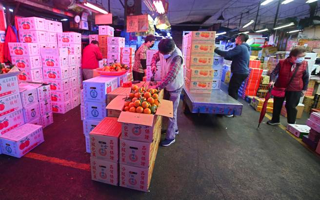 春節將近，第一果菜批發市場攤商忙碌準備供貨給零售商。（陳君瑋攝）