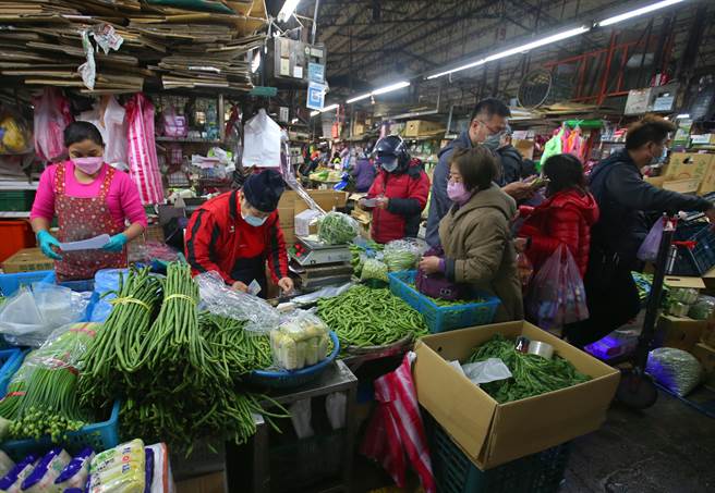 春節將近，民眾至第一果菜批發市場購買所需蔬菜。（陳君瑋攝）