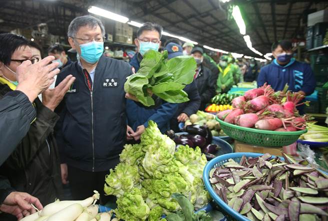 台北市長柯文哲（左二）18日第一果菜批發市場視察，瞭解春節前蔬菜供應情形。（陳君瑋攝）