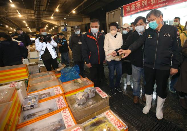 台北市長柯文哲（右一）及副市長黃珊珊（右三）18日至萬大魚類批發市場視察，瞭解春節前魚類供應情形，慰問工作人員辛勞並呼籲做好防疫措施。（陳君瑋攝）