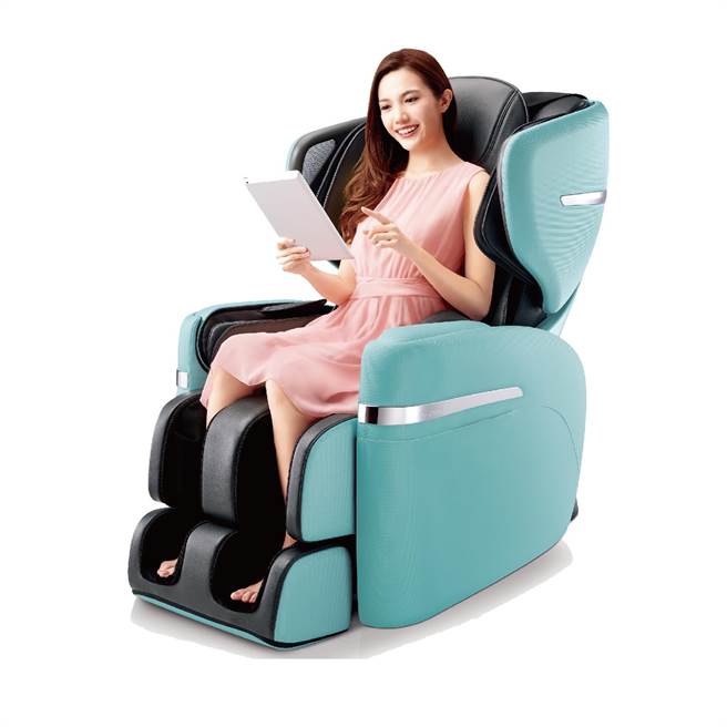 新光三越站前福袋，大獎價值近10萬元OSIM V手天王按摩椅。（新光三越提供）