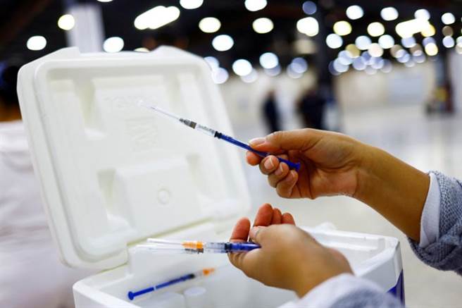 儘管初步研究显示，接种第4剂COVID-19疫苗恐不足以预防感染Omicron变异株，以色列当局仍将继续提供第4剂。（图／路透社）