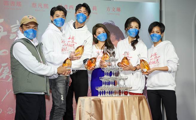 导演税成铎（左起）、侯彦西、蔡凡熙、郭书瑶、方文琳、莫莉18日出席《再说一次我愿意》首映会。（罗永铭摄）