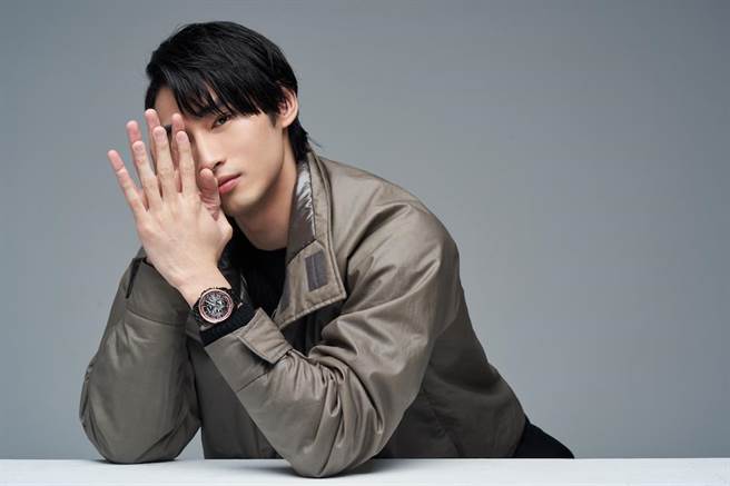 章廣辰配戴星辰Gent’s光動能五局電波接收腕表，更可顯示全球26城市時間，紅圈配他身上的綠色飛行員夾克意外吸睛。星辰光動能電波接收腕表2萬9800元。（攝影JOJ Photo 服裝提供Peter Wu）