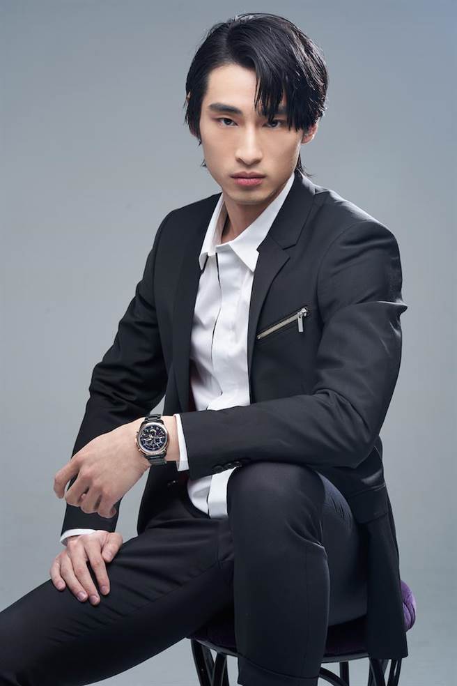 章廣辰以星辰光動能腕表搭配另一套正式西裝，相當華麗。星辰光動能腕表2萬800元。（攝影JOJ Photo 服裝提供ck Calvin Klein）