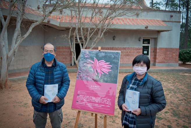 金門國家公園管理處委託「金門縣戰地史蹟學會」洪清漳老師及黃秀婷女士耗時2年深入調查、拍攝及撰寫，完成紀錄169種《金門海蛞蝓》一書。（金管處提供）