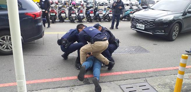 桃警防搶演練也要落實防疫，「搶匪」一度體溫太高遭拒於門外。(警方提供／蔡依珍桃園傳真)