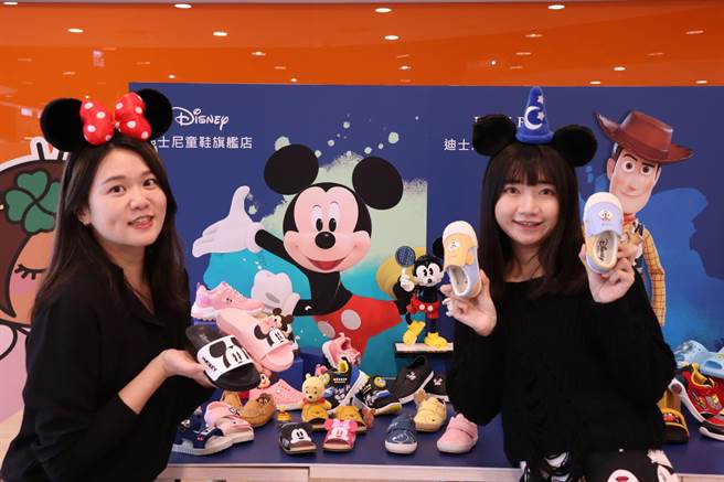 全台首间「迪士尼童鞋旗舰店」正式进驻虾皮购物，更推出虾皮购物独卖限定款式「迪士尼幻想曲魔鬼毡休閒鞋」，开幕狂欢价690元。（虾皮购物提供）
