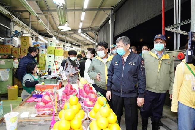 台北市长柯文哲18日视察第一果菜市场，传出台北农产运销公司与承销人订新约，恐怕有4成承销人将被淘汰，引发许多承销人不满。（台北市政府提供／张立勋台北传真）