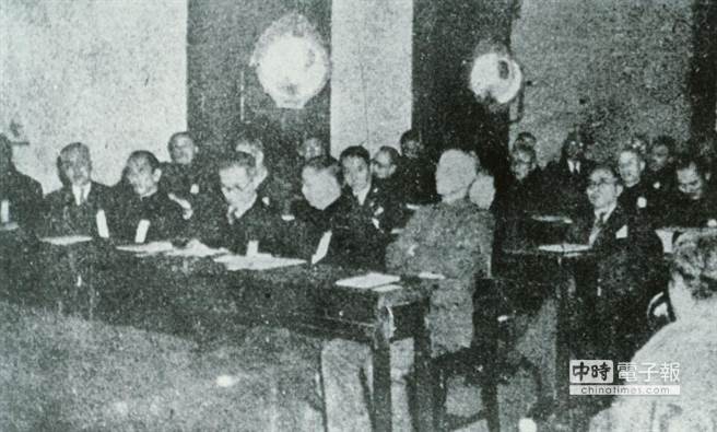 政治协商会议场中之蒋主席（蒋中正、蒋介石），左为政府代表孙科、吴铁城、陈布雷、陈立夫。（中时报系檔案照片）