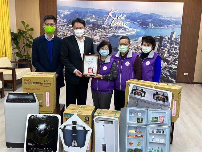 財團法人台雅國際慈善基金會捐贈家電給弱勢家庭。（陳彩玲攝）