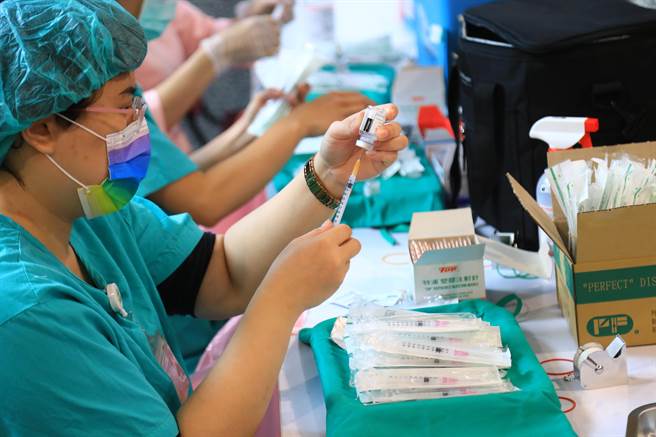 本土疫情不斷延燒，台中市也出現陽性個案接觸者，民眾搶打第三劑。（資料照片）