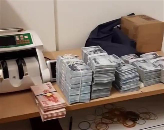 警方查扣到现金968万多元、电脑主机25台、手机、伺服器及帐册等赃证物。(翻摄照片／林郁平台北传真）