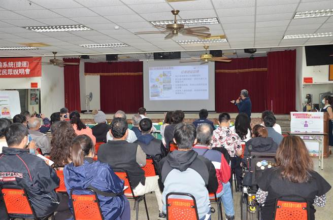 台南市政府交通局18日晚間在南區大恩里活動中心，舉辦台南捷運紅線可行性研究案規畫內容第1場民眾說明會，吸引不少沿線居民及關心捷運的市民參加。（交通局提供／洪榮志台南傳真）