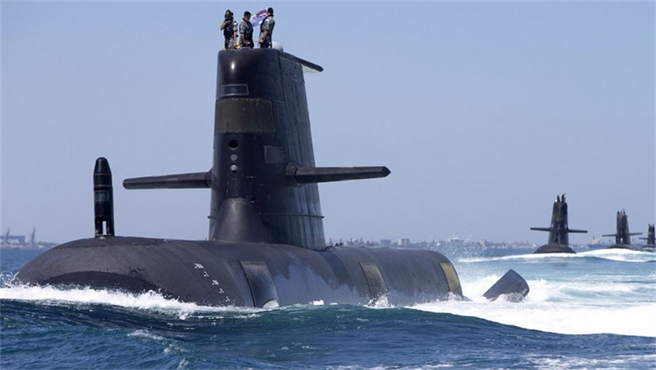 在核潛艇議題上，美國與澳大利亞兩國有各自的政治障礙，澳大利亞很可能無法從美英澳3國的AUKUS協議中獲得它期待中的核潛艇。（圖／澳大利亞皇家海軍）