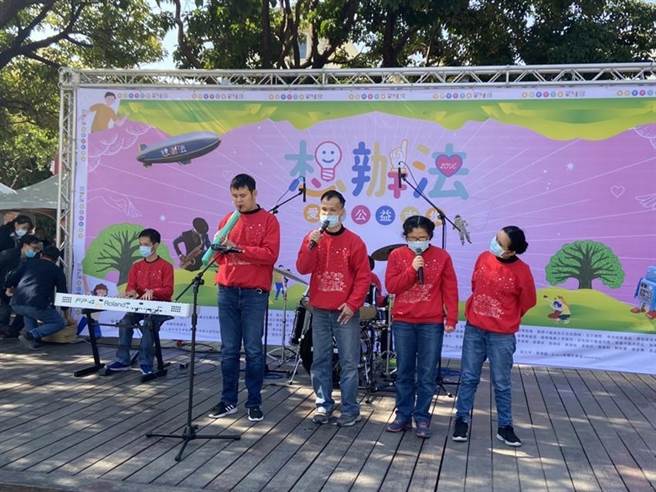 「想办法爱心公益市集」活动，惠明乐团当天也在现场表演，获得好评。（图／业者提供）
