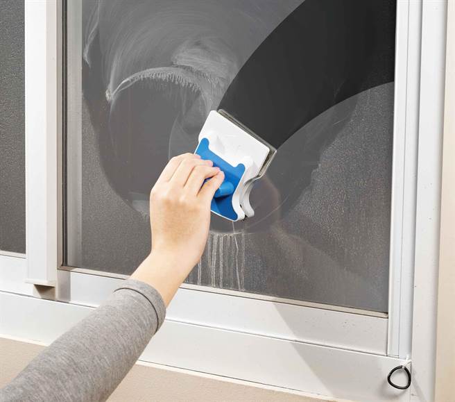 特力屋轻松刮玻璃刷，强烈磁铁设计，可同时清洁内外玻璃。（特力屋提供）