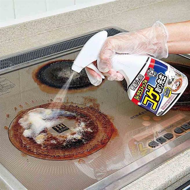 台隆手创馆小博士去焦垢凝胶，玻璃炉面使用也没问题，凝胶质地不滴落，能密着于焦垢渗透分解，420元。（台隆手创馆提供）