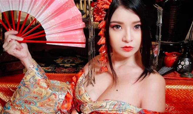 郭鬼鬼拥有G罩杯的魔鬼身材，肌肤白皙被封为「雪乳战神」。（图／截取自郭鬼鬼IG）