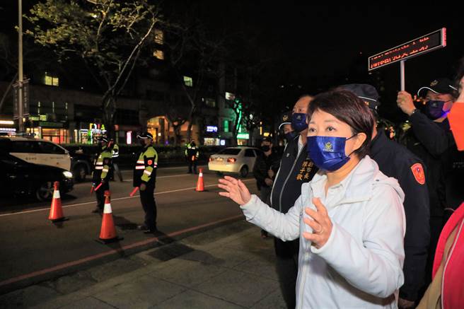 台中市长卢秀燕晚上8时到餐厅林立的公益路段视察至路检点检视执勤状况，强调「酒驾零容忍」。（卢金足摄）
