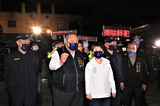 台中市长卢秀燕今晚视察路检点，宣示酒驾零容忍。（卢金足摄）