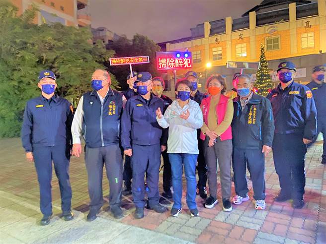 台中市长卢秀燕晚上8时到餐厅林立的公益路段视察至路检点检视执勤状况，强调「酒驾零容忍」。（卢金足摄）