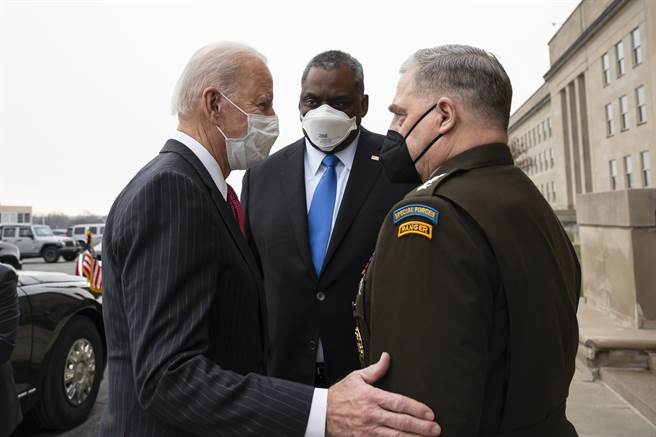 米利（右）16日確診新冠肺炎。圖為他先前與拜登和美防長奧斯汀見面。（圖／DVIDS）