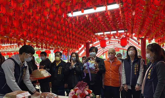 土地公「尾牙」，中市府至惠来里福德祠参拜祈福。（台中市府提供／卢金足台中传真）