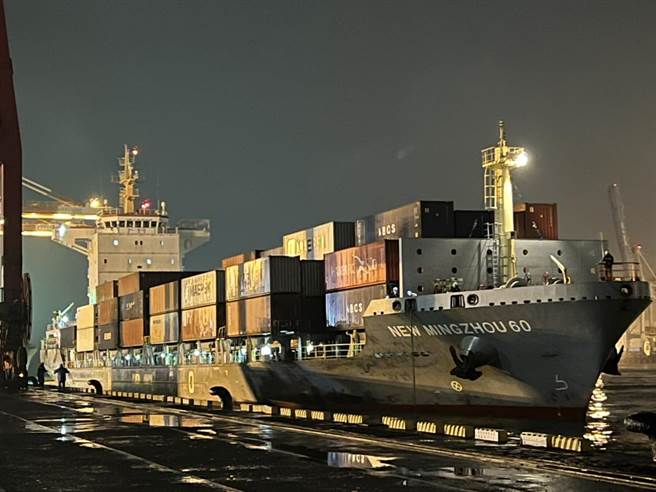 2萬多瓶立陶宛生產的蘭姆酒今天晚上10點多抵達基隆港。（陳彩玲攝）