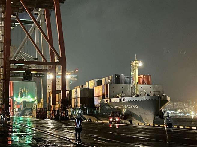 2萬多瓶立陶宛生產的蘭姆酒今天晚上10點多抵達基隆港。（陳彩玲攝）