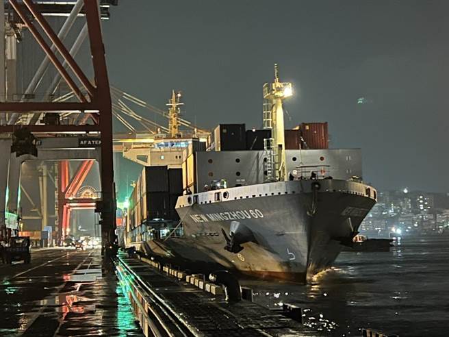 2萬多瓶立陶宛生產的蘭姆酒今天晚上10點多抵達基隆港。（陳彩玲攝）