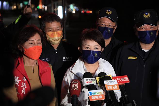 台中市长卢秀燕18日到公益路临检点宣导反酒驾，强调警方1个半月取缔上千名酒驾者，像不定时炸弹在路上跑，大力扫除「醉」犯。（卢金足摄）