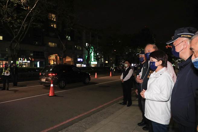 台中市长卢秀燕18日到公益路的路检点宣导反酒驾，扫除「醉」犯大执法。（卢金足摄）