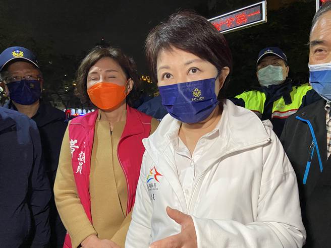 台中市长卢秀燕18日视察取缔酒驾时指出，警方1个半月取缔1053件酒驾，上千名酒驾者像不定时炸弹在路上跑，不容「醉」犯上路。（卢金足摄）