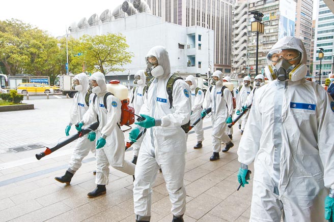 近日北部新冠肺炎确诊案例渐增，为因应春节人潮，台北市环保局17日起至春节连假前，协调联合陆军第六军团33化学兵群，依序前进北市重要交通枢纽如臺北车站、桃园机场捷运A1站、臺北转运站等加强消毒。（邓博仁摄）